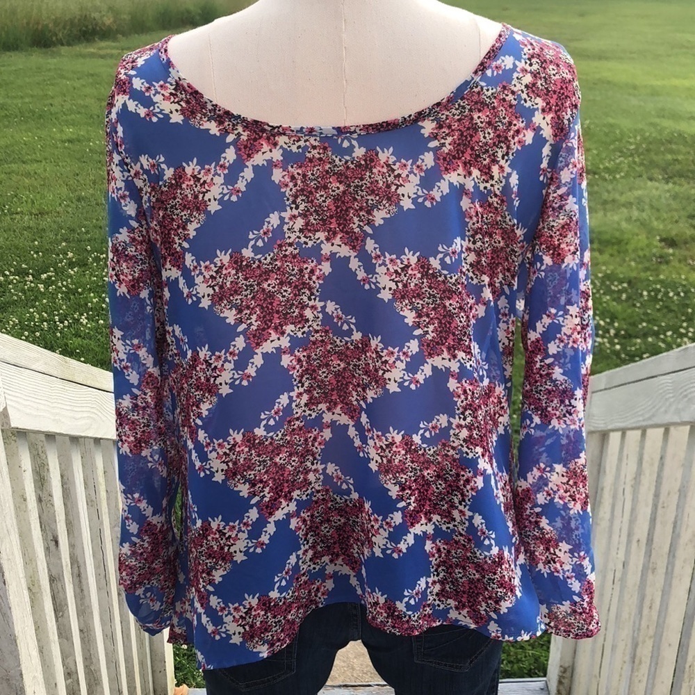 𝅺WISHFUL Park Blue and Pink Floral Top Size Medium